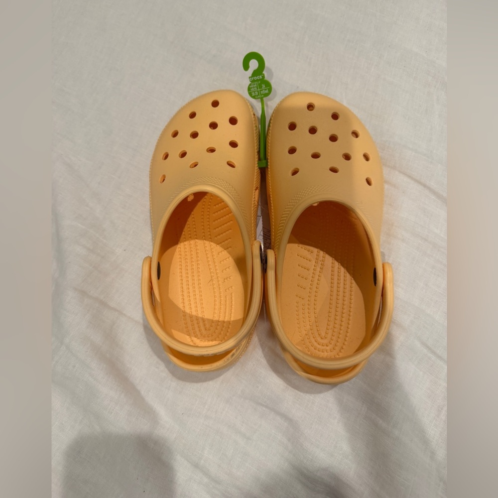 Crocs Classic Clog – Women’s 6 – Rare Pastel Yellow / Apricot Tone